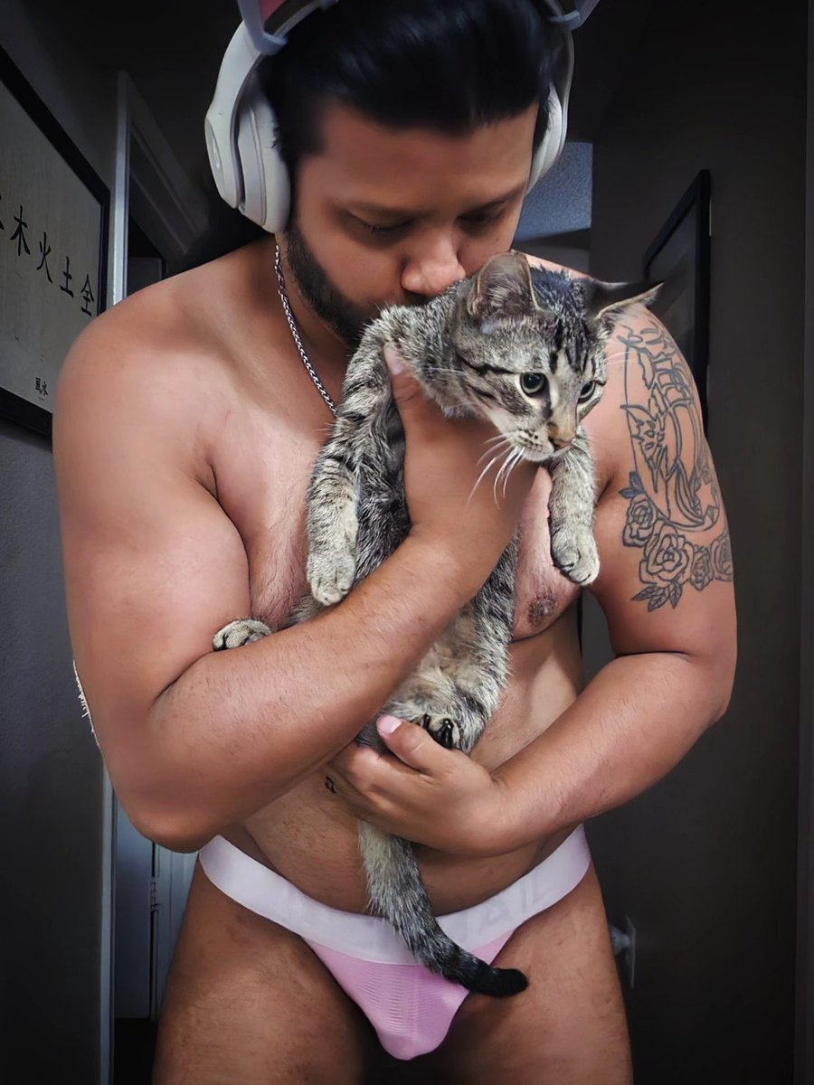BeastMaster7110's tweet photo. Including my child in my pics lol 😁♥️🐈 
#Beastmaster #jockstrap #gayjockstrap #bodypositivity #gaydiabeticlife #gaydiabetic #gaywolf #gaybear #gaybeast #beefybear #beefymen #beefygay #catdaddy #menwithcats #guyswithcats #gayswithcats #furbaby https://t.co/h3Ajgdc05m