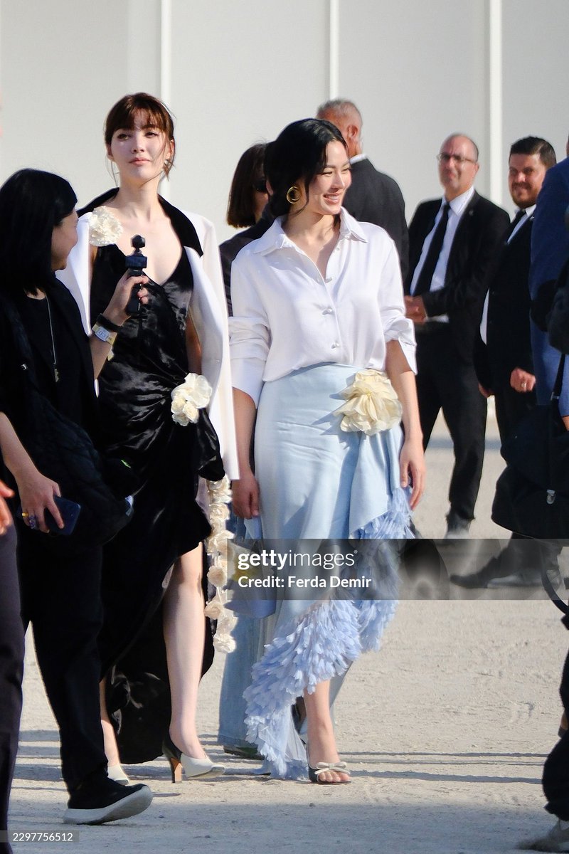OUIYULK's tweet photo. จาก gettyimages ค่ะ

LINGORM BA DIOR AT PFW
#DiorSummer27xLingOrm
#LinglingKwong #OrmKornnaphat
#DiorSummer27 #PFW https://t.co/Nfnw0sl6SF