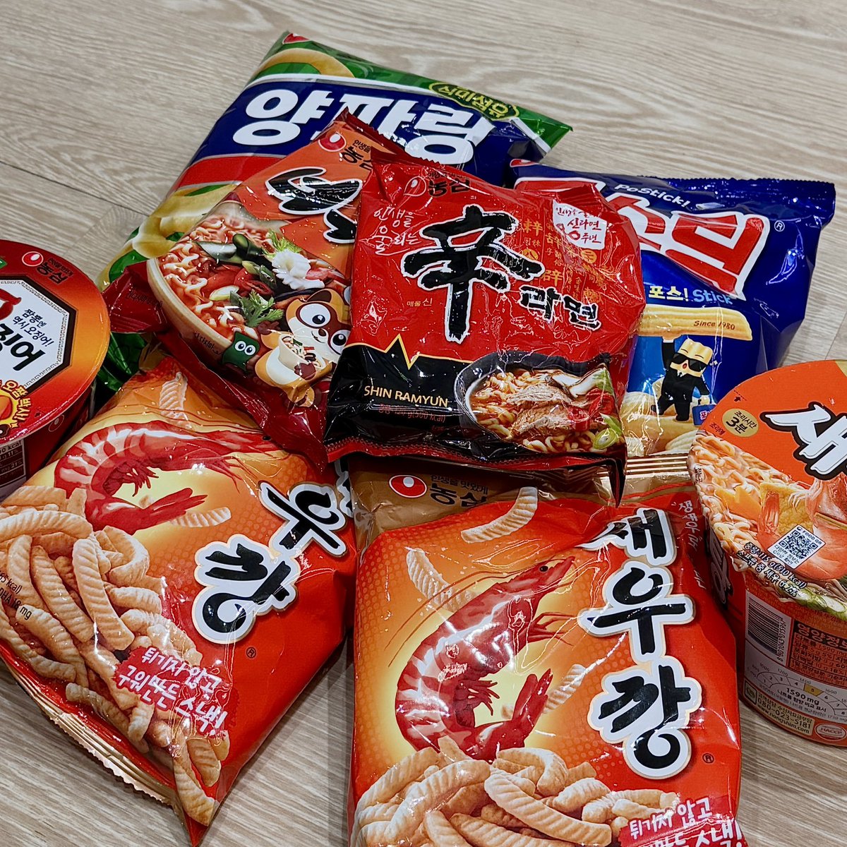 eatthose_'s tweet photo. #광고 #RT이벤트

농심이 진짜 변태인 이유
: 과자+라면 스프 조합이 기가 막힘

이 정도면 ㄹㅇ 걍 섞어먹는걸 노리고 만든 수준..
짭짤하고 감칠맛도 쩔어줘서 맥주를 안 마실 수가 없슨

10/5까지 Rt해주시는 다섯분 양파링+얼큰한 너구리 보내드릴테니까 꼬옥 해드셔봐요.. https://t.co/IVlwhbH52e
