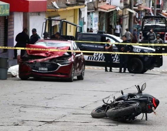Mor_en_lucha's tweet photo. #INSEGURIDAD En la Otilio Montaño fue donde Motosicarios tras negativa pago de piso, acribillan a dueño de verdulería. El hijo al percatarse les impacta motocicleta pero lacras todo y lesionados logran huir. CONFIRMADO, AUTORIDADES NO PUEDEN.
#Jiutepec
#Morelos
#LaTierraQueNosUne https://t.co/uNKnieAKTl