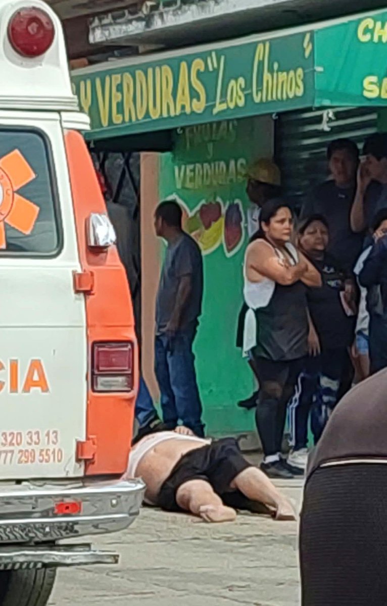 Mor_en_lucha's tweet photo. #INSEGURIDAD En la Otilio Montaño fue donde Motosicarios tras negativa pago de piso, acribillan a dueño de verdulería. El hijo al percatarse les impacta motocicleta pero lacras todo y lesionados logran huir. CONFIRMADO, AUTORIDADES NO PUEDEN.
#Jiutepec
#Morelos
#LaTierraQueNosUne https://t.co/uNKnieAKTl