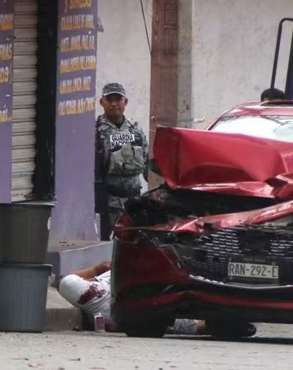 Mor_en_lucha's tweet photo. #INSEGURIDAD En la Otilio Montaño fue donde Motosicarios tras negativa pago de piso, acribillan a dueño de verdulería. El hijo al percatarse les impacta motocicleta pero lacras todo y lesionados logran huir. CONFIRMADO, AUTORIDADES NO PUEDEN.
#Jiutepec
#Morelos
#LaTierraQueNosUne https://t.co/uNKnieAKTl