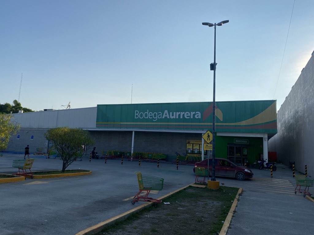 RevistaAsertiva's tweet photo. La tienda de autoservicio @BodegaAurrera Vencedor en Cd Valles SLP no cuenta con aire acondicionado, aparentemente el gerente no permite se prendan, varios clientes prefirieron irse a otra tienda a hacer aus compras. https://t.co/7ca0pdGoN0