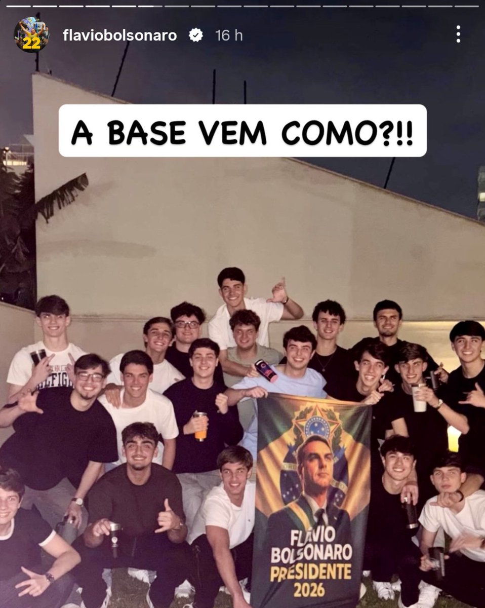 bralternativo_'s tweet photo. 🇧🇷🗳️ Flávio Bolsonaro compartilha imagem de apoiadores jovens da Geração Z.

“A base vem como?!!”, escreveu na legenda. https://t.co/YxGQ2GWTSn