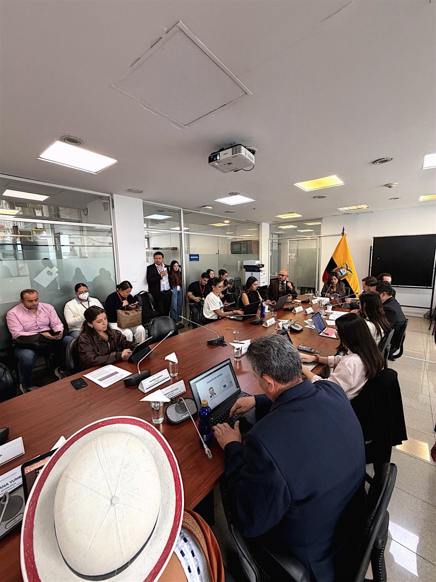 EGuzmanurresta's tweet photo. Seguimos trabajando desde la Comisión de Seguridad Integral en el tratamiento de la Ley Antimafias, una propuesta que busca fortalecer las capacidades del Estado frente al crimen organizado.

Agradezco a los delegados de la Secretaría de Integridad Pública y de la Secretaría General Administrativa y de Gestión del Sector Público por sus aportes y observaciones, que contribuyen a fortalecer este proyecto de ley.

Continuaremos trabajando con responsabilidad para construir herramientas efectivas que permitan enfrentar al crimen organizado y fortalecer nuestras instituciones.

#LeyAntimafias #AsambleaNacional #Seguridad #JhajairaUrresta