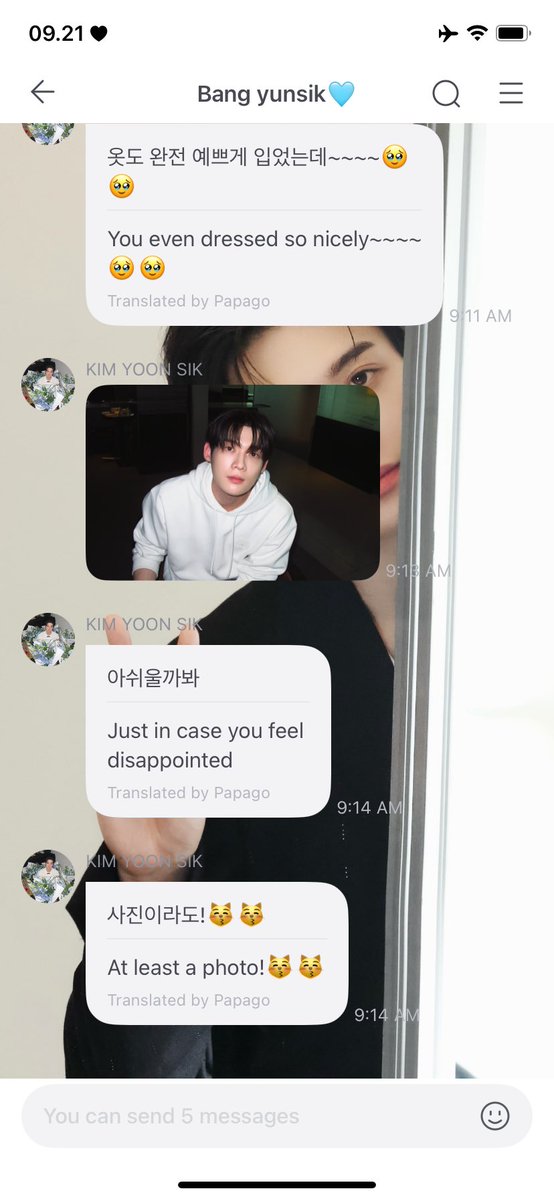 yoonwooverseina's tweet photo. kim yoonsik menjelaskan dia ngambil jalur yang berbeda atas Permintaan tim pengamanan.
Karena takut terjadi hal-hal yang tidak di inginkan. 
Dan yoonsik merasa sedih karena tidak bisa melihat fans yang menunggu dia di bandara.

Ini foto dan outfit yoonsik hari ini yang di ambil yoonsik saat di lounge bandara incheon.

#YOONSIK_SIWOO_PFWSS27
#KIMYOONSIKPFWSS27
#KIMYOONSIK 

YOONSIK SIWOO Pour Toujours

—Bunny🐰