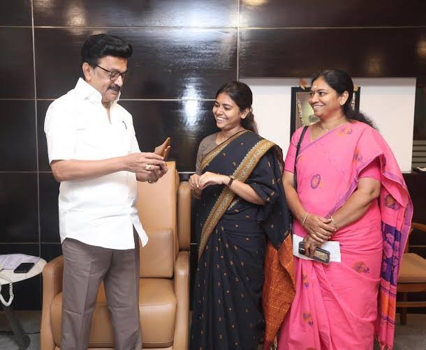 9a_iyyappa16176's tweet photo. ஆக சிறந்த கொத்தடிமைகளின் மண குமுறல்.🤣🤣 ஆனா ஒர்த் இல்லைனு ஒதுக்கிட்டாங்க போல
@Vanitha06119914 உதய் அண்ணாவ டேக் செஞ்சு கேளு.. இல்ல இல்ல... இன்னைக்கு தேதிக்கு ஸ்டாலின் சார டேக் செஞ்சு கேளு.. அவர் ஒரு ஓட்டு மிஸ் ஆக கூடாதுனு பாக்குறவுரு... அதனால அவரையே பாக்கலாம்
#JusticeForVanitha https://t.co/EFLJy151K1