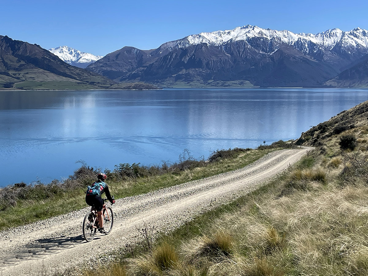 grahamwatson10's tweet photo. Lake Hawea hosted our NZ gravel ride this a.m, specifically Dingle Burn Station road with views to inspire each and every one of us... https://t.co/Z2xeGhQga0