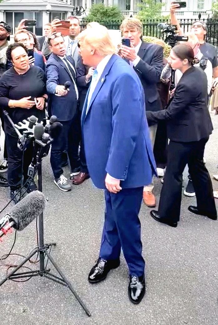 MysterySolvents's tweet photo. What yoga pose is Trump doing? https://t.co/bsuYUZWV6w