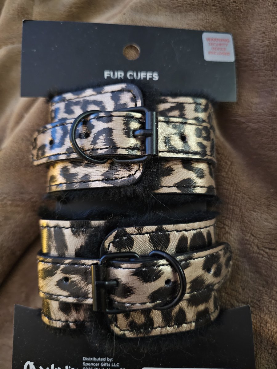 Davinityaftrdrk's tweet photo. Just got some new furry cuffs 🥰
Anyone else like them too? 
#kink #kinky #kinkcomunity #bondage #fetish https://t.co/EbAnxE0Qge
