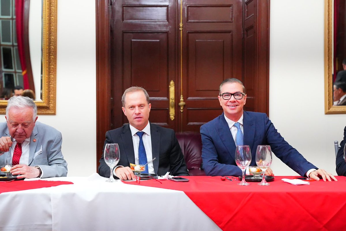 hectorolimpo's tweet photo. En reunión de la bancada del @PartidoLiberal con el ministro del @MinInterior, planteé una prioridad: darles a las regiones más autonomía y capacidad para resolver sus problemas.

Escuchamos las preocupaciones que cada parlamentario trae de su territorio, especialmente frente a El Niño. Prepararnos exige decisiones y recursos cerca de la gente.