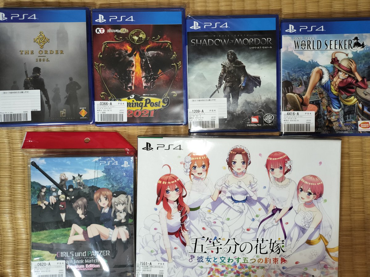 nepu774's tweet photo. ゲオオンラインで買ったゲームが届いた。
通常版のゲームは110円で、送料無料用に1900円の五等分の花嫁をカートに入れて待機していたらガルパンが入荷したのでそのまま急いで買った。ガルパンの限定版はすぐ売り切れるからね。
アニメイト特典のポストカードブックも入っていたのでラッキーだった。 https://t.co/NkQ88rFFqW