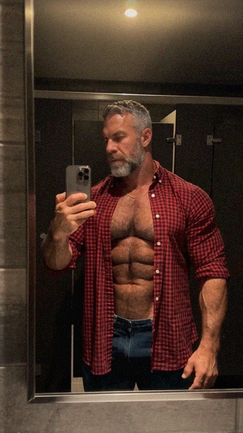 GerardGrayson78's tweet photo. Feeling like a lumberjack daddy today. 🇨🇦🍁 #lumberjack #plaid #gayfit https://t.co/wqm1rH00JS