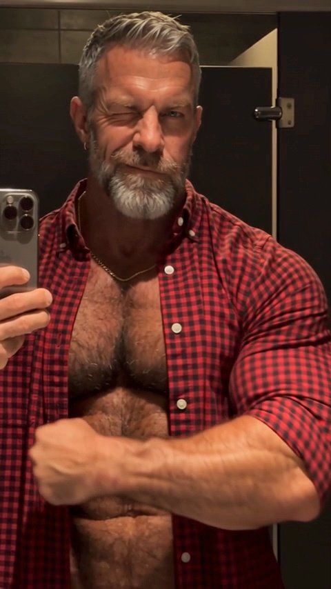 GerardGrayson78's tweet photo. Feeling like a lumberjack daddy today. 🇨🇦🍁 #lumberjack #plaid #gayfit https://t.co/wqm1rH00JS