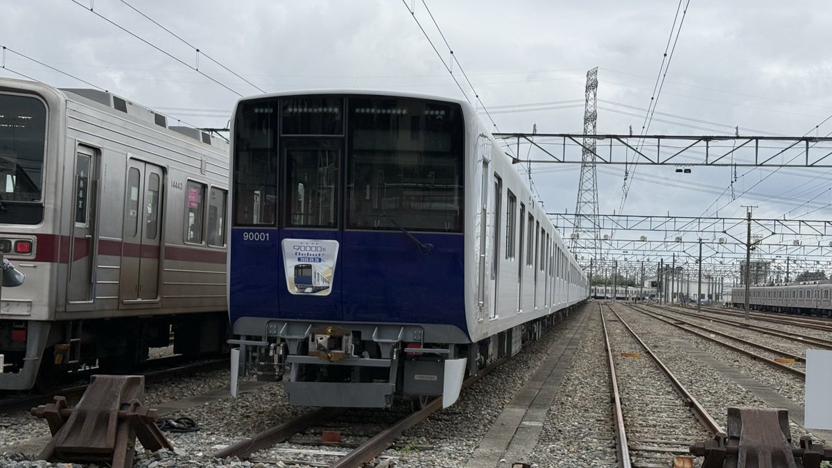 Mofuneko233e6's tweet photo. 90000系のデビューヘッドマーク付きのトップナンバーは、シカと衝突の影響でスカートが破損したため、森林公園検修区にてスカートのない状態で留置されています。

#90001F #90000系 #東武鉄道 #新型車両 https://t.co/i8T3083q2l