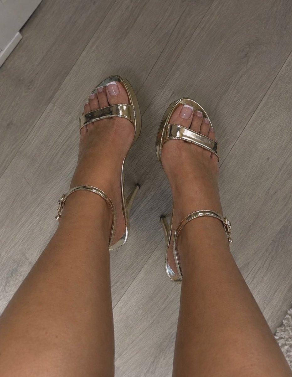 LetitiaGSmith's tweet photo. new heels… think they suit me? 👠🤭

feet, high heels, pedicure, pretty feet, toes, foot lover, feet lover, finsub, finsubmissive, findom, femdom, submissive, domme, heels, shoe lover https://t.co/Q2E3VUtJ86