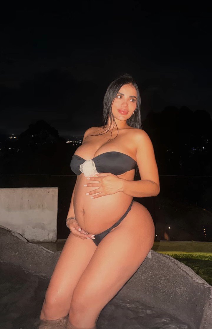 lili99030's tweet photo. Tu pancita crece llena de amor, mientras tú demuestras que eres inquebrantable ante cualquier tormenta de envidia o malicia.
#karinagarcia https://t.co/9ImlLaprly
