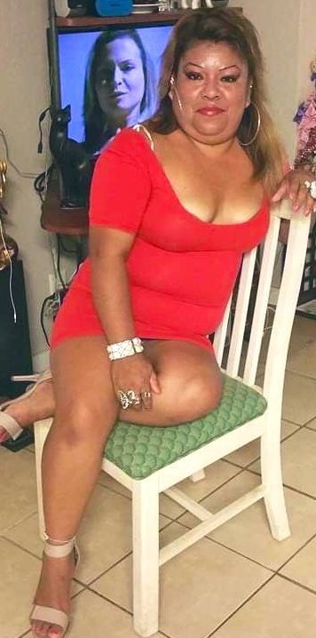 leop2qx's tweet photo. Mi mamá posando para las fotos antes de que la cojan y ya cuando se la van a meter que puta https://t.co/IozG0fzNy2
