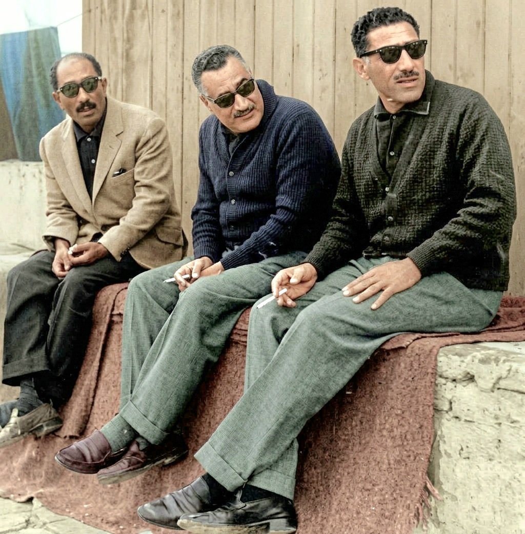 wana_visualss's tweet photo. 🇪🇬 Egyptian Presidents Anwar Sadat and Gamal Abdel Nasser, with Abdel Hakim Amer, taking a cigarette break at Borg El Arab, Egypt, 1965. https://t.co/fzPXzpXggK