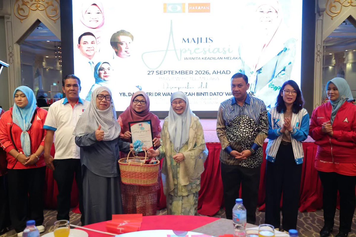 drwanazizah's tweet photo. Alhamdulillah, saya telah bersama hadir bagi merasmikan Majlis Apresiasi Wanita KEADILAN Melaka.

Turut hadir, Datuk Haji Azman bin Abidin, Pengerusi Majlis Pimpinan Negeri KEADILAN Wilayah Persekutuan,  Datuk Ginie Lim Ketua Penerangan Wanita KEADILAN Pusat serta Puan Mahani Masban, Ketua Wanita KEADILAN Melaka.

Pertemuan ini bukan sekadar sebuah majlis, tetapi ruang untuk kita para wanita duduk bersama, bertukar pandangan, mengimbas kembali perjalanan yang telah kita lalui dan yang paling penting, menguatkan semangat antara satu sama lain.

Penglibatan wanita dalam politik amat penting kerana suara dan pengalaman wanita perlu terus dibawa ke meja pembuat dasar dan proses membuat keputusan. Kehadiran wanita yang lebih ramai dan aktif dalam politik turut memperkayakan perspektif dalam memahami keperluan keluarga, komuniti serta masyarakat secara menyeluruh.

Setinggi-tinggi penghargaan atas jasa dan bakti yang telah dicurahkan. Terima kasih juga kepada semua pihak yang terlibat dalam menganjurkan program pada hari ini. Semoga pertemuan hari ini menjadi suntikan semangat untuk kita terus melangkah bersama.

Semoga segala usaha kita ini diberkati dan kita semua dilimpahi segala kebaikan di dunia dan di akhirat. Aaminn YRA