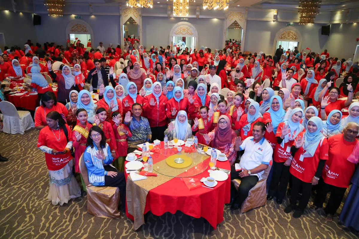drwanazizah's tweet photo. Alhamdulillah, saya telah bersama hadir bagi merasmikan Majlis Apresiasi Wanita KEADILAN Melaka.

Turut hadir, Datuk Haji Azman bin Abidin, Pengerusi Majlis Pimpinan Negeri KEADILAN Wilayah Persekutuan,  Datuk Ginie Lim Ketua Penerangan Wanita KEADILAN Pusat serta Puan Mahani Masban, Ketua Wanita KEADILAN Melaka.

Pertemuan ini bukan sekadar sebuah majlis, tetapi ruang untuk kita para wanita duduk bersama, bertukar pandangan, mengimbas kembali perjalanan yang telah kita lalui dan yang paling penting, menguatkan semangat antara satu sama lain.

Penglibatan wanita dalam politik amat penting kerana suara dan pengalaman wanita perlu terus dibawa ke meja pembuat dasar dan proses membuat keputusan. Kehadiran wanita yang lebih ramai dan aktif dalam politik turut memperkayakan perspektif dalam memahami keperluan keluarga, komuniti serta masyarakat secara menyeluruh.

Setinggi-tinggi penghargaan atas jasa dan bakti yang telah dicurahkan. Terima kasih juga kepada semua pihak yang terlibat dalam menganjurkan program pada hari ini. Semoga pertemuan hari ini menjadi suntikan semangat untuk kita terus melangkah bersama.

Semoga segala usaha kita ini diberkati dan kita semua dilimpahi segala kebaikan di dunia dan di akhirat. Aaminn YRA