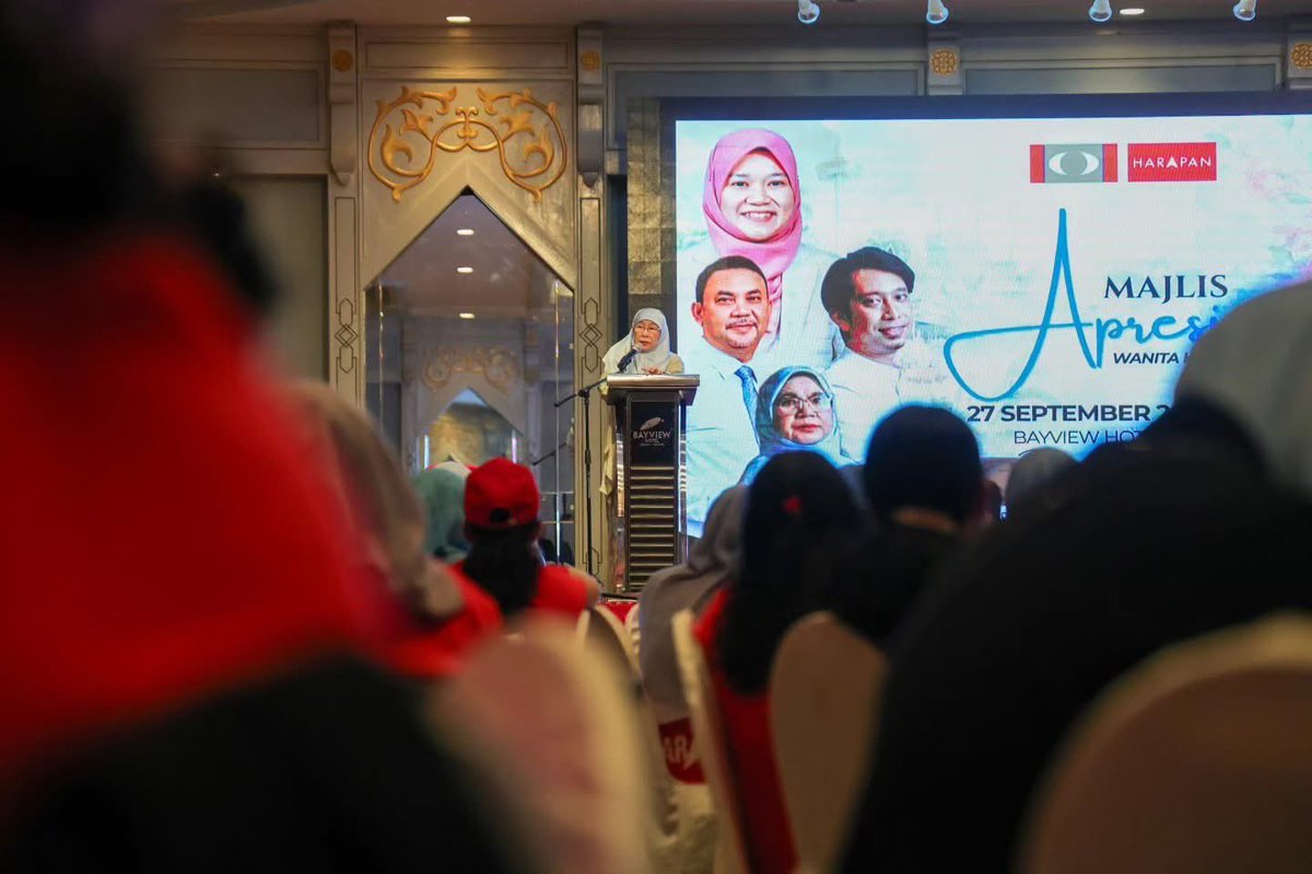 drwanazizah's tweet photo. Alhamdulillah, saya telah bersama hadir bagi merasmikan Majlis Apresiasi Wanita KEADILAN Melaka.

Turut hadir, Datuk Haji Azman bin Abidin, Pengerusi Majlis Pimpinan Negeri KEADILAN Wilayah Persekutuan,  Datuk Ginie Lim Ketua Penerangan Wanita KEADILAN Pusat serta Puan Mahani Masban, Ketua Wanita KEADILAN Melaka.

Pertemuan ini bukan sekadar sebuah majlis, tetapi ruang untuk kita para wanita duduk bersama, bertukar pandangan, mengimbas kembali perjalanan yang telah kita lalui dan yang paling penting, menguatkan semangat antara satu sama lain.

Penglibatan wanita dalam politik amat penting kerana suara dan pengalaman wanita perlu terus dibawa ke meja pembuat dasar dan proses membuat keputusan. Kehadiran wanita yang lebih ramai dan aktif dalam politik turut memperkayakan perspektif dalam memahami keperluan keluarga, komuniti serta masyarakat secara menyeluruh.

Setinggi-tinggi penghargaan atas jasa dan bakti yang telah dicurahkan. Terima kasih juga kepada semua pihak yang terlibat dalam menganjurkan program pada hari ini. Semoga pertemuan hari ini menjadi suntikan semangat untuk kita terus melangkah bersama.

Semoga segala usaha kita ini diberkati dan kita semua dilimpahi segala kebaikan di dunia dan di akhirat. Aaminn YRA