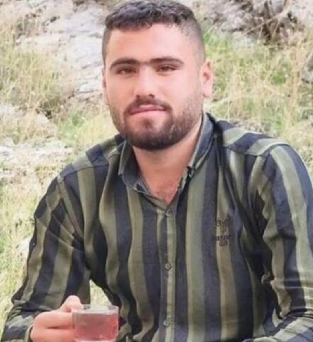 IranNewsAgency0's tweet photo. 🚨🦀
کشته شدن جوان ۲۵ ساله با شلیک نیروهای نظامی رژیم تروریستی جمهوری اسلامی
نایب کرمی، جوان ۲۵ ساله اهل روستای بانی نار از توابع ثلاث باباجانی در استان کرمانشاه، هنگام چوپانی در اطراف روستا در نوار مرزی با شلیک نیروهای نظامی رژیم تروریستی جمهوری اسلامی کشته شد. منابع محلی همچنین از محاصره روستای بانی نار توسط نیروهای نظامی و امنیتی رژیم تروریستی جمهوری اسلامی خبر می‌دهند.