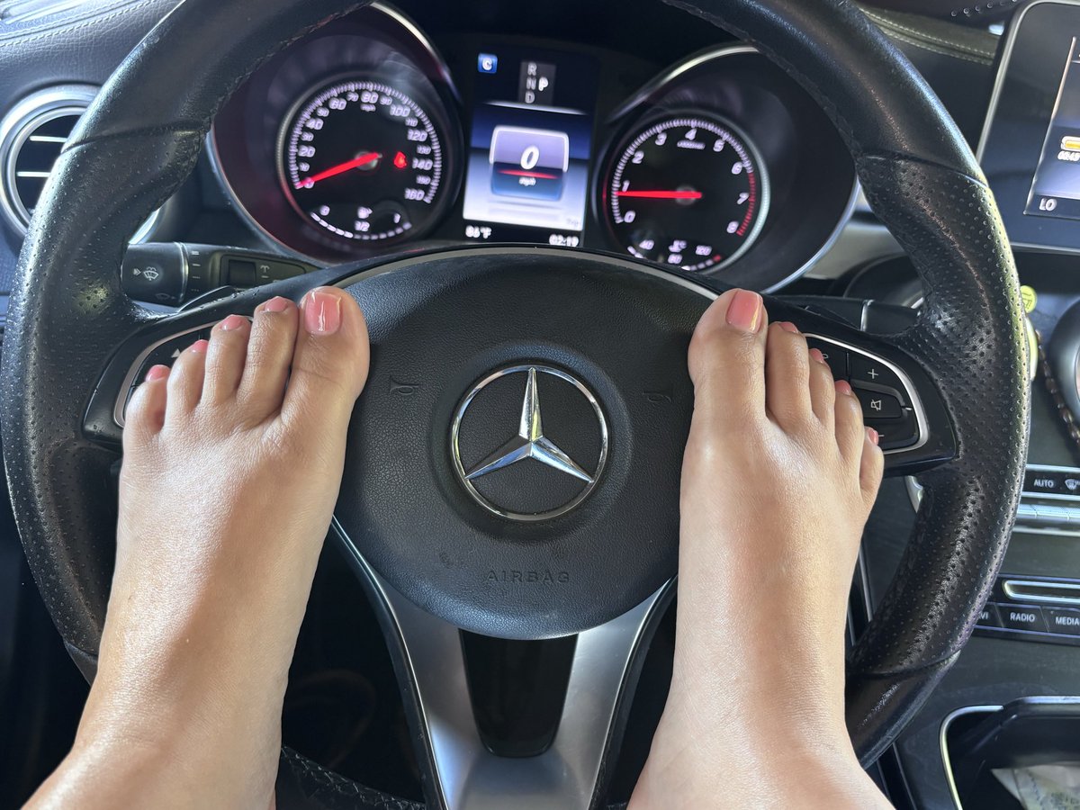 MiaMexIta's tweet photo. I think freshly done toes deserve their own photoshoot. 👣😂 #pedicure #mercedesbenz #pinktoes https://t.co/5f2T43t4SI
