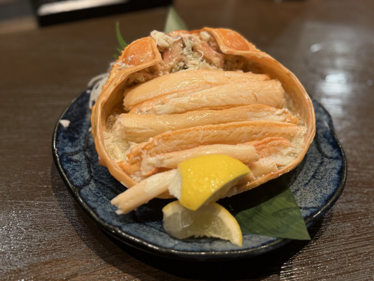 nekomimi_tomomi's tweet photo. 「バスケ観るなら、富山がいい。」

今月の富山。ちょっと先取り。

10月は、ベニズワイガニ。

9月に漁が解禁されて、これからが旬。
この身の入り方。写真だけでも伝わるはず。

今週末、富山に来る方も。
いつか富山に来たい方も。

10月の富山、皆さんなら何をすすめますか？

#今月の富山
#BREX
#京都ハンナリーズ