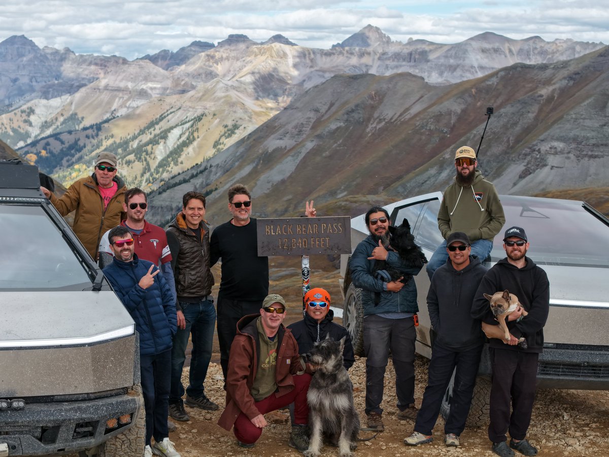 cybertrexevents's tweet photo. The crew that conquered Black Bear Pass 🤟

📸 @McfaddenAn46641 https://t.co/pQkOiP31jk