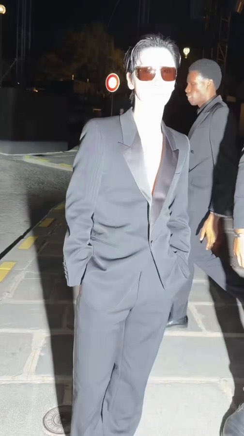 _jeongwahyun's tweet photo. นี่อาจจะเป็นเหตุผลที่เตนล์เลือกใส่แว่นตาป่ะ
สาดแฟลชเหมือนสาดไปสมาชิกมาก

TEN AT SAINT LAURENT SUMMER27
#TENforYSLPFW27
#SaintLaurentxTEN https://t.co/ESKPPLUjJe