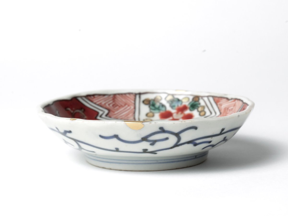 tsugu_kintsugi's tweet photo. 赤絵を基調に幾何学紋と、草花紋を組み合わせた華やかな小皿です。日常使いにも取り入れやすい１枚です。 https://t.co/2fI97cysrY