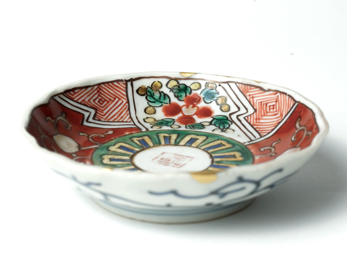 tsugu_kintsugi's tweet photo. 赤絵を基調に幾何学紋と、草花紋を組み合わせた華やかな小皿です。日常使いにも取り入れやすい１枚です。 https://t.co/2fI97cysrY