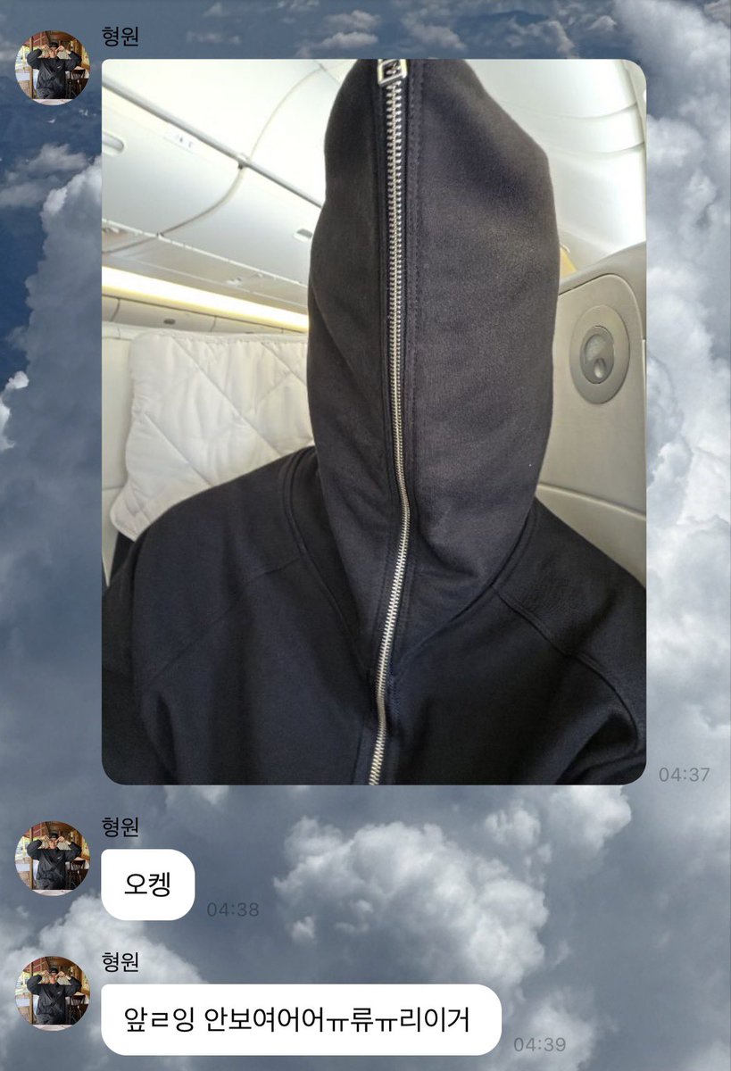 hyungwonspace's tweet photo. hyungwon is so funny 😭😭😭 #형원

🐢 i should zip up??
🐢 okay
🐢 i can’t see ㅠ anything ㅠ https://t.co/SIQoTanrHN