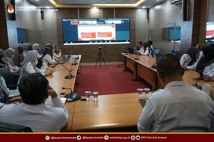kpusumsel's tweet photo. #Temanpemilih Jajaran Sekretariat KPU Provinsi Sumatera Selatan mengikuti simulasi penerapan fitur harian pada aplikasi e-Kinerja BKN di lingkungan KPU, Senin (28/9/2026).

#KPUMelayani @KPU_ID https://t.co/wXFDEQNIjD