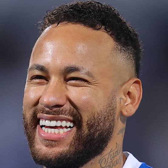 Lenoil2406's tweet photo. Não é só o cabeleireiro da AFA que é criminoso, o Neymar tava assim pra copa https://t.co/O82BUS4cgu