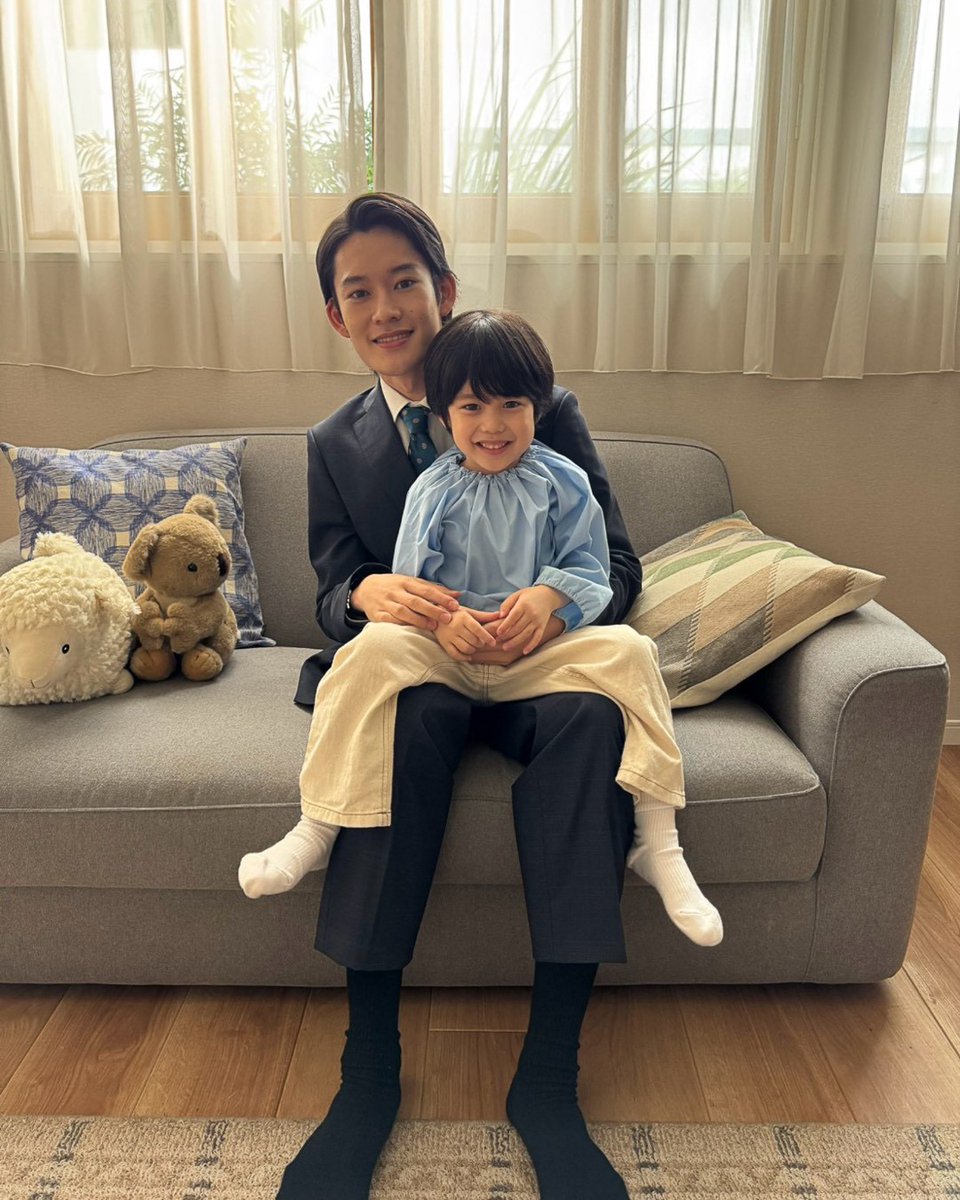 yanshina_fujitv's tweet photo. 📸#もうええわ REPORT

#山時聡真 さんの膝に乗った男の子
#久保田薫 さん演じる彼は何者…❓

とりあえずシャツは乾いているようです👕

📺10/3(土)13:30〜
📺フジテレビ（関東ローカル）にてOA
📱TVer お気に入り登録もぜひ🔖
https://t.co/dcYvfb8gM0 https://t.co/Kj9mfASXtj