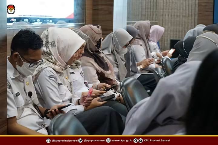 kpusumsel's tweet photo. #Temanpemilih Jajaran Sekretariat KPU Provinsi Sumatera Selatan mengikuti simulasi penerapan fitur harian pada aplikasi e-Kinerja BKN di lingkungan KPU, Senin (28/9/2026).

#KPUMelayani @KPU_ID https://t.co/wXFDEQNIjD