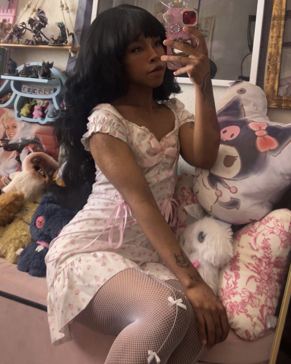 Femboybearcubb's tweet photo. Boywife likes pink me thinks https://t.co/ob7NH4wy3w