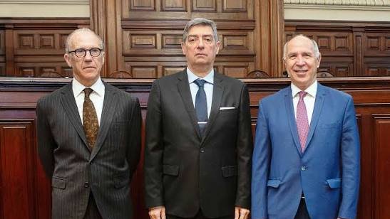 rinconet's tweet photo. La caterva judicial ya está preparando las esterillas para un fin de semana bien ganado en Lago Escondido. https://t.co/pacuol1NAO