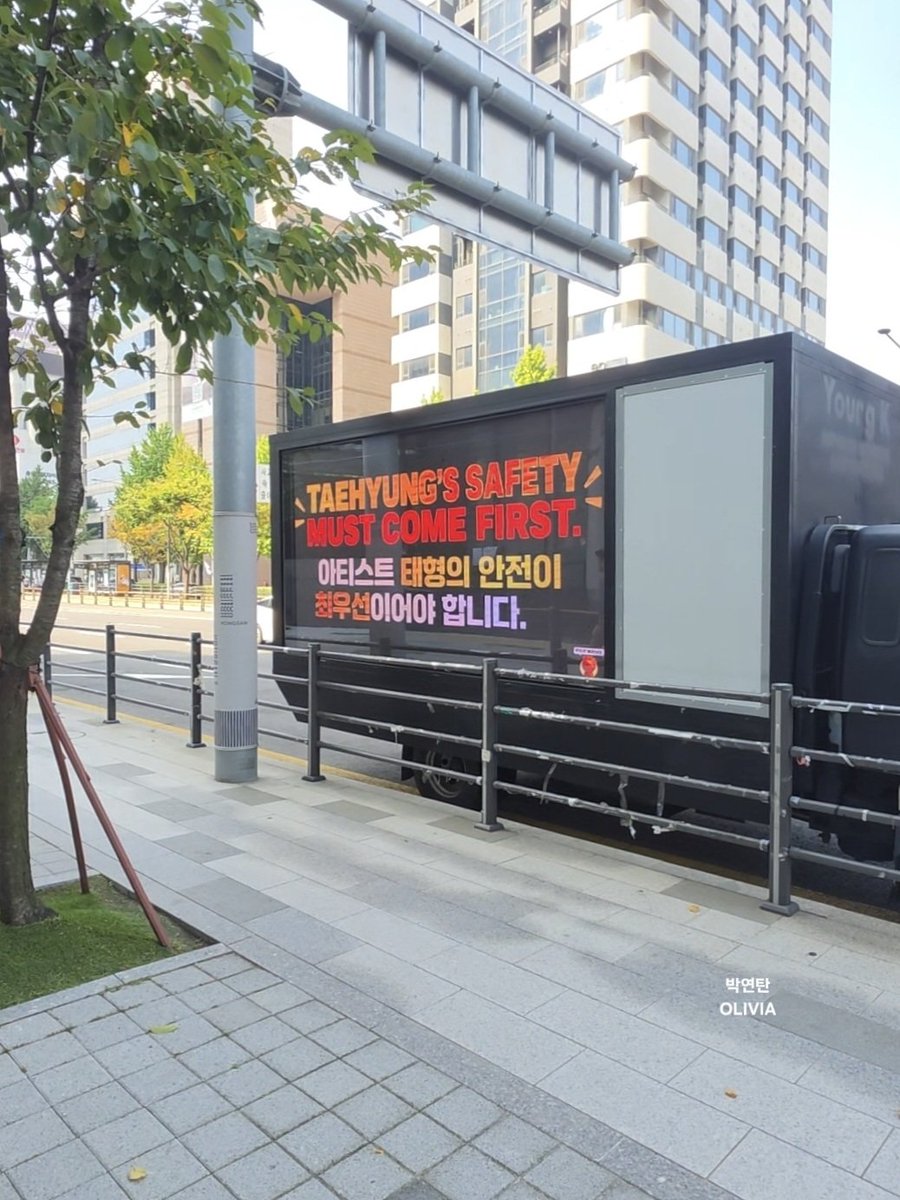 olivia20130613's tweet photo. 11:50 a.m 현재 상황
트럭 설치될 때부터 HYBE 직원들 뿐 아니라 Dalmajung Pop-up 온 아미들까지 많은 사람들이 트럭 보고 감

✔️ 빅히트와 하이브는 즉각 조치하십시오
✔️ 아티스트 태형의 안전이 최우선이어야 합니다
✔️ 소속 아티스트를 보호하는 것은 당신들의 책임입니다
✔️ 라틴아메리카의 모든 공연에서 태형의 안전을 보장하십시오
✔️ 위협을 막고, 원치 않는 신체 접촉을 방지하십시오

우리는 HYBE/BIGHIT이 이러한 위협을 심각하게 받아들이길 요구합니다!

@HYBEOFFICIALtwt @bts_bighit 

태형을 보호하세요 
당신의 아티스트를 보호하세요
BIGHIT과 HYBE는 행동에 나서세요
#ProtectTaehyung #ProtectYourArtist