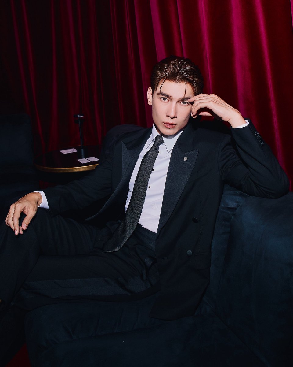 INFINITYENTTH's tweet photo. PARIS AFTER DARK! “มิว ศุภศิษฏ์” @MSuppasit ปักหมุดมหานครแฟชั่น ร่วมอีเวนต์ ELIE SAAB H&M @hm 

MEW X ELIE SAAB HM

 #ELIESAABxHMwithMew #HMThailandxMEW #MewSuppasit #HM #HMThailand #ElieSaabxHM #PFW 

อีกหนึ่งแฟชั่นโมเมนต์ของ “มิว ศุภศิษฏ์ จงชีวีวัฒน์” ครั้งนี้เกิดขึ้นที่กรุงปารีส ประเทศฝรั่งเศส หลังเขาบินลัดฟ้ามาร่วมอีเวนต์พิเศษ ELIE SAAB H&M ในฐานะ Ambassador of H&M Thailand โดยงานจัดขึ้นเมื่อวันที่ 28 กันยายน ที่ผ่านมา ณ Palais Brongniart อาคารประวัติศาสตร์ใจกลางกรุงปารีส ซึ่งถูกเนรมิตให้กลายเป็นค่ำคืนสุดหรูในสไตล์ ELIE SAAB พร้อมต้อนรับเหล่าเซเลบริตี้และแขกคนสำคัญจากแวดวงแฟชั่น ที่มารวมตัวกันเพื่อฉลองคอลเลกชันพิเศษครั้งนี้

ความพิเศษของค่ำคืนนี้คือการฉลองการเปิดตัว ELIE SAAB H&M คอลเลกชั่นที่นำความหรูหราและความประณีตอันเป็นเอกลักษณ์ของ ELIE SAAB มาผสมผสานกับแฟชั่นที่เข้าถึงง่ายในแบบ H&M ได้อย่างลงตัว โดยยังคงเสน่ห์ของงานออกแบบระดับโอต์กูตูร์ ที่ขึ้นชื่อเรื่องความสง่างามและความพิถีพิถันในทุกรายละเอียด ครอบคลุมทั้งเสื้อผ้าผู้หญิง เสื้อผ้าผู้ชาย และเครื่องประดับต่าง ๆ ไฮไลต์ของคอลเลกชันอยู่ที่ชุดราตรีสุดหรู งานลูกไม้ การตกแต่งด้วยเลื่อมไล่โทนสี และลายมอโนแกรมอันเป็นเอกลักษณ์ของแบรนด์ อีกหนึ่งโมเมนต์พิเศษกับการเผยโฉมชุดเจ้าสาวพร้อมผ้าคลุมหน้าเป็นครั้งแรก ซึ่งสะท้อนเสน่ห์ความหรูหราและโรแมนติกในแบบ ELIE SAAB ได้อย่างชัดเจน

ปิดท้ายด้วยลุคของ “มิว ศุภศิษฏ์” ในคอลเลกชัน ELIE SAAB H&M ที่ผสานความเรียบหรูเข้ากับความเท่ ออกมาเป็นลุคที่โดดเด่น มีสไตล์ และยังเข้ากับตัวตนของเขา ขณะเดียวกัน การเดินทางมาปารีสในฐานะ Ambassador of H&M Thailand ครั้งนี้ เป็นอีกหนึ่งโอกาสที่ได้ถ่ายทอดมุมมองด้านแฟชั่นของตัวเอง ผ่านคอลเลกชันพิเศษนี้ และทำให้เห็นว่า แฟชั่นยังคงเป็นอีกหนึ่งพื้นที่ที่เขาสามารถแสดงความเป็นตัวเองออกมาได้อย่างเป็นธรรมชาติ ไม่ว่าจะเป็นลุคไหนก็ยังคงมีความเป็น “มิว ศุภศิษฏ์”อยู่เสมอ
