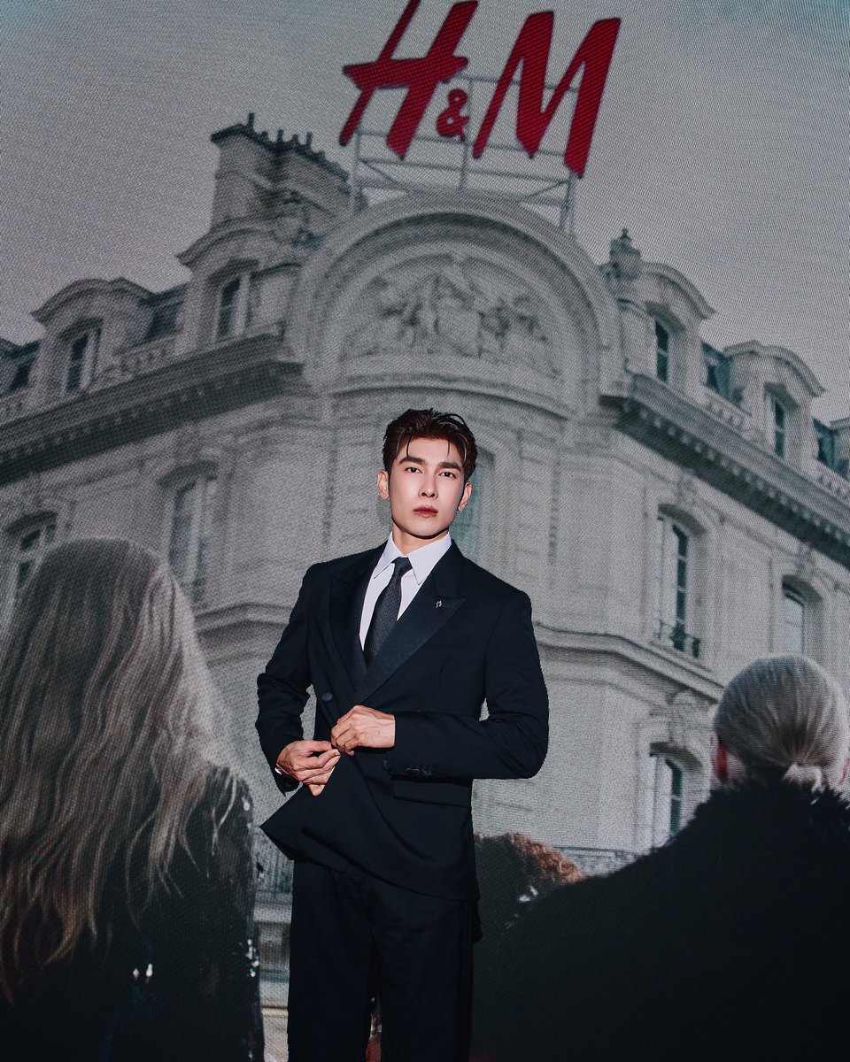 INFINITYENTTH's tweet photo. PARIS AFTER DARK! “มิว ศุภศิษฏ์” @MSuppasit ปักหมุดมหานครแฟชั่น ร่วมอีเวนต์ ELIE SAAB H&M @hm 

MEW X ELIE SAAB HM

 #ELIESAABxHMwithMew #HMThailandxMEW #MewSuppasit #HM #HMThailand #ElieSaabxHM #PFW 

อีกหนึ่งแฟชั่นโมเมนต์ของ “มิว ศุภศิษฏ์ จงชีวีวัฒน์” ครั้งนี้เกิดขึ้นที่กรุงปารีส ประเทศฝรั่งเศส หลังเขาบินลัดฟ้ามาร่วมอีเวนต์พิเศษ ELIE SAAB H&M ในฐานะ Ambassador of H&M Thailand โดยงานจัดขึ้นเมื่อวันที่ 28 กันยายน ที่ผ่านมา ณ Palais Brongniart อาคารประวัติศาสตร์ใจกลางกรุงปารีส ซึ่งถูกเนรมิตให้กลายเป็นค่ำคืนสุดหรูในสไตล์ ELIE SAAB พร้อมต้อนรับเหล่าเซเลบริตี้และแขกคนสำคัญจากแวดวงแฟชั่น ที่มารวมตัวกันเพื่อฉลองคอลเลกชันพิเศษครั้งนี้

ความพิเศษของค่ำคืนนี้คือการฉลองการเปิดตัว ELIE SAAB H&M คอลเลกชั่นที่นำความหรูหราและความประณีตอันเป็นเอกลักษณ์ของ ELIE SAAB มาผสมผสานกับแฟชั่นที่เข้าถึงง่ายในแบบ H&M ได้อย่างลงตัว โดยยังคงเสน่ห์ของงานออกแบบระดับโอต์กูตูร์ ที่ขึ้นชื่อเรื่องความสง่างามและความพิถีพิถันในทุกรายละเอียด ครอบคลุมทั้งเสื้อผ้าผู้หญิง เสื้อผ้าผู้ชาย และเครื่องประดับต่าง ๆ ไฮไลต์ของคอลเลกชันอยู่ที่ชุดราตรีสุดหรู งานลูกไม้ การตกแต่งด้วยเลื่อมไล่โทนสี และลายมอโนแกรมอันเป็นเอกลักษณ์ของแบรนด์ อีกหนึ่งโมเมนต์พิเศษกับการเผยโฉมชุดเจ้าสาวพร้อมผ้าคลุมหน้าเป็นครั้งแรก ซึ่งสะท้อนเสน่ห์ความหรูหราและโรแมนติกในแบบ ELIE SAAB ได้อย่างชัดเจน

ปิดท้ายด้วยลุคของ “มิว ศุภศิษฏ์” ในคอลเลกชัน ELIE SAAB H&M ที่ผสานความเรียบหรูเข้ากับความเท่ ออกมาเป็นลุคที่โดดเด่น มีสไตล์ และยังเข้ากับตัวตนของเขา ขณะเดียวกัน การเดินทางมาปารีสในฐานะ Ambassador of H&M Thailand ครั้งนี้ เป็นอีกหนึ่งโอกาสที่ได้ถ่ายทอดมุมมองด้านแฟชั่นของตัวเอง ผ่านคอลเลกชันพิเศษนี้ และทำให้เห็นว่า แฟชั่นยังคงเป็นอีกหนึ่งพื้นที่ที่เขาสามารถแสดงความเป็นตัวเองออกมาได้อย่างเป็นธรรมชาติ ไม่ว่าจะเป็นลุคไหนก็ยังคงมีความเป็น “มิว ศุภศิษฏ์”อยู่เสมอ