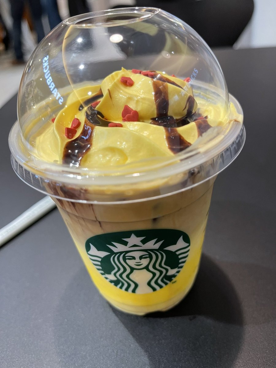 eax_yu's tweet photo. 持ってたスタバチケ今日までや！！

で頼んだのがこちら_(:3 」∠)_
ポケモンはずるいて(ちゃんと限定スタバカードも手に入れた) https://t.co/AaAhCYPwXG