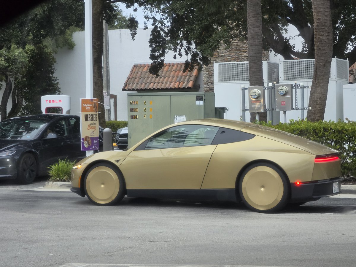 mpetersonline1's tweet photo. Spotted two Cybercabs in Doral, Florida.  First one appeared then it's twin brother showed up. https://t.co/r32LNVMgsy