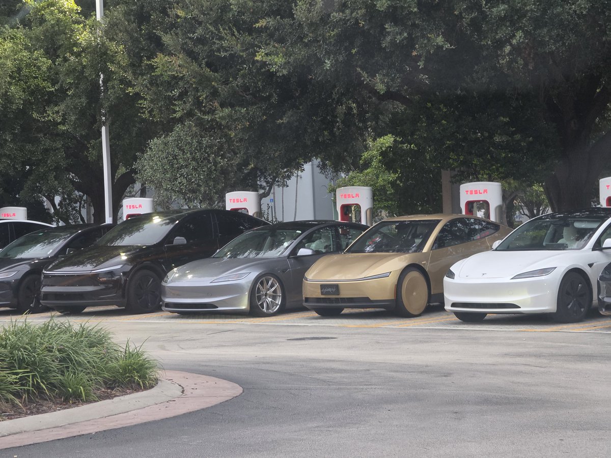 mpetersonline1's tweet photo. Spotted two Cybercabs in Doral, Florida.  First one appeared then it's twin brother showed up. https://t.co/r32LNVMgsy