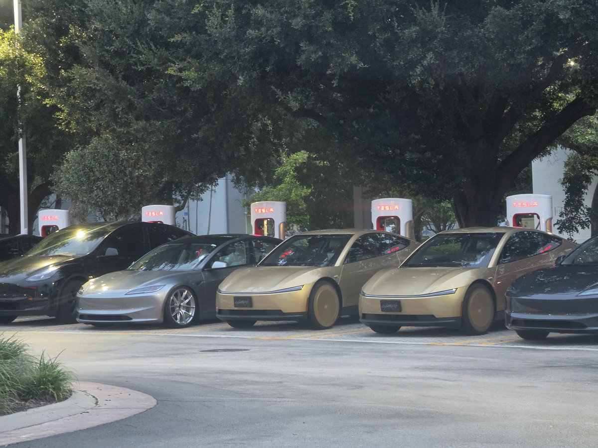 mpetersonline1's tweet photo. Spotted two Cybercabs in Doral, Florida.  First one appeared then it's twin brother showed up. https://t.co/r32LNVMgsy