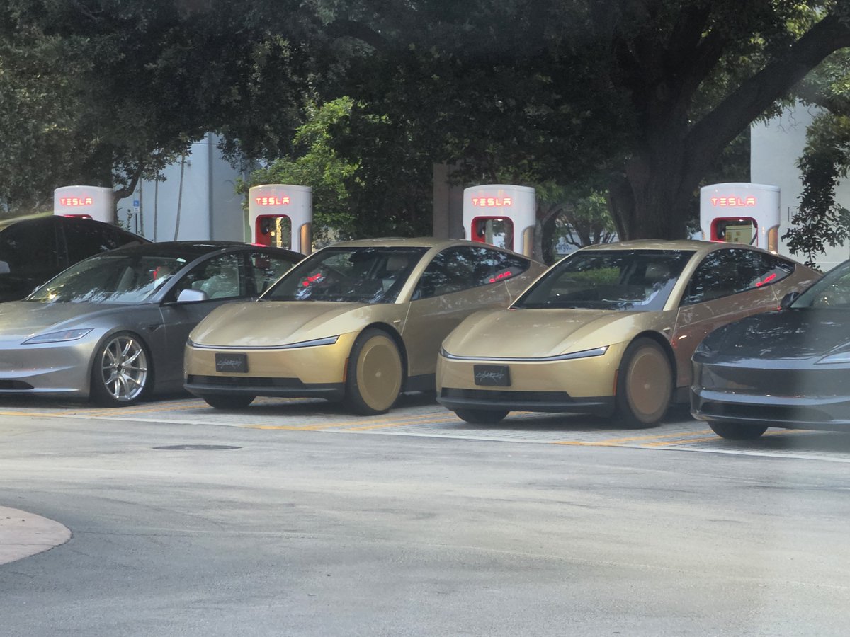 mpetersonline1's tweet photo. Spotted two Cybercabs in Doral, Florida.  First one appeared then it's twin brother showed up. https://t.co/r32LNVMgsy