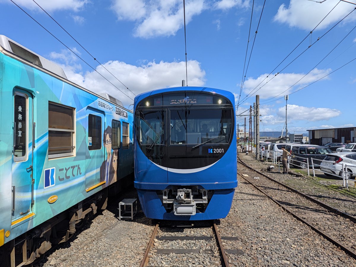 yenma's tweet photo. というわけで本日の取材は、ことでんの新型車両「2000型」のメディア向け撮影会でした。

ことでん66年ぶりの新造車両ということで、ピカピカ！

のちほど記事にします。 https://t.co/PGeDA4yrPy