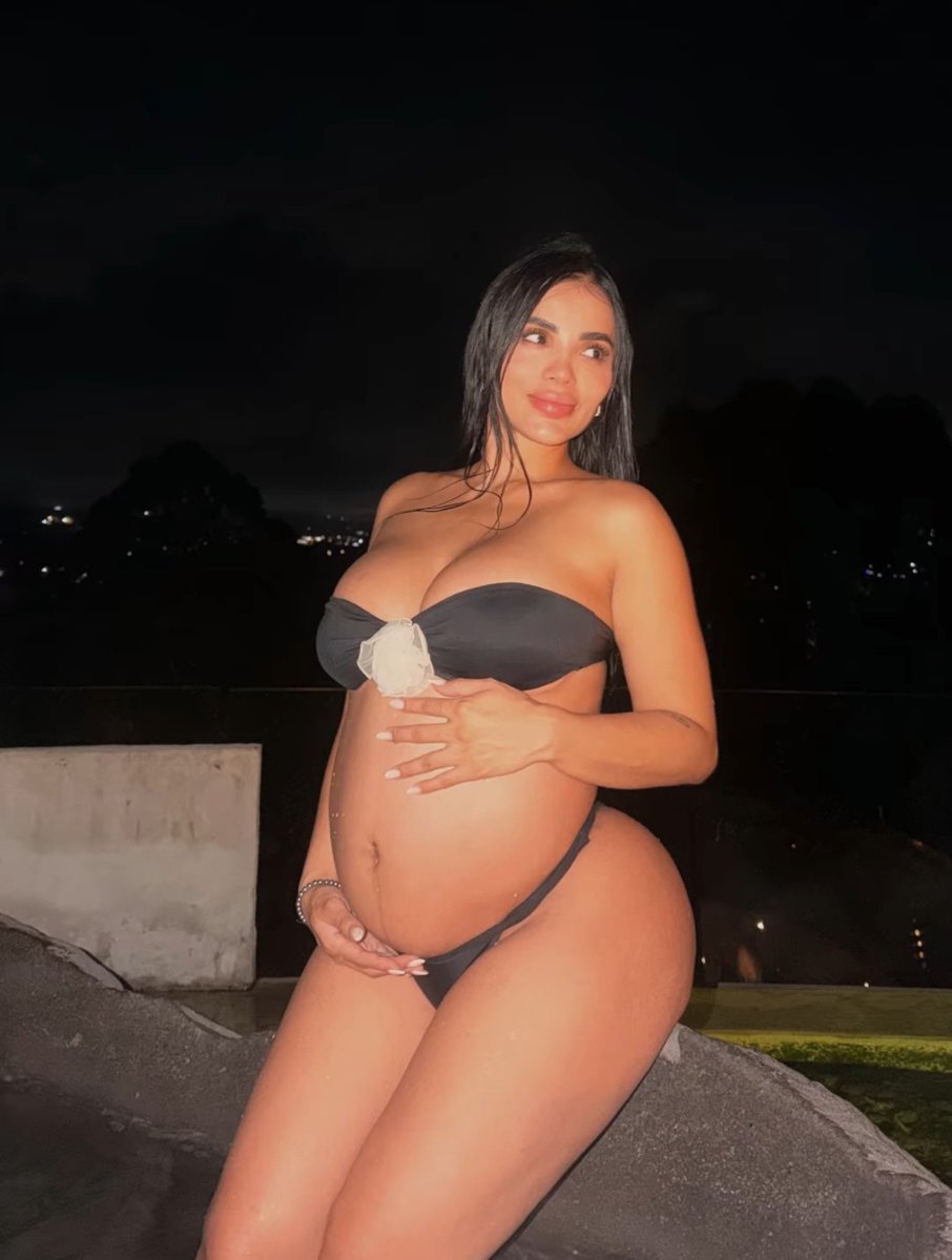 dmcc9812's tweet photo. Ya casi termina su etapa de embarazo y siempre se vio divina espectacular 😍😍
#Karinagarcia https://t.co/rHmvrG7Uj7